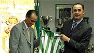 <B>DOS TEMPORADAS</B>. Ésa es la duración del contrato que ayer firmó Víctor Fernández con el Betis de Ruiz de Lopera.