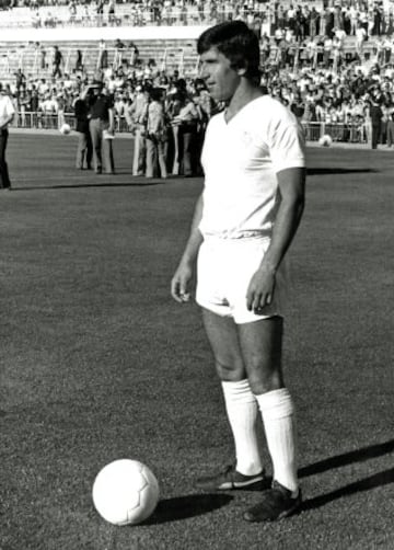 Retirado Amancio en 1976, Bernabéu ve la necesidad de fichar otro extremo que heredara su 'siete'. Por aquel entonces comenzaba a brillar en el Burgos un jugador llamado Juanito, aunque a Bernabéu no le convencía demasiado. Ante sus dudas consultó a Molowny, que le respondió que vendría muy bien para el equipo. "Bueno, pues traeremos a Juanito, aunque su cara de pillo no me gusta", dijo Bernabéu. Así, el Madrid llegó a un acuerdo con el Burgos para traspasarle por 27 millones de pesetas (unos 162.200 ).