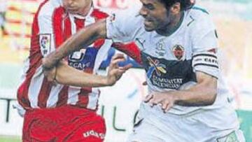 <b>LUCHA. </b>Benja trata de robarle el esférico a Cisma, ayer en el Martínez Valero.