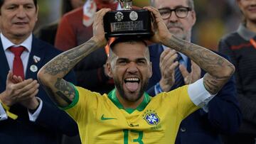 Dani Alves recibe el trofeo al mejor jugador de la Copa Am&eacute;rica tras la victoria de Brasil en la final ante Per&uacute;.