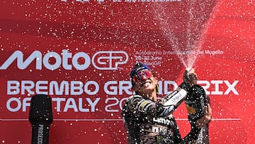 Marc Mrquez del equipo Ducati Lenovo celebra en el podio tras ganar el Gran Premio de Italia.