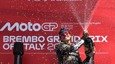 Marc Márquez del equipo Ducati Lenovo celebra en el podio tras ganar el Gran Premio de Italia.