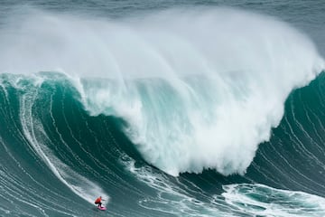 La brasileña nacida en Río de Janeiro, Maya Gabeira, defendió con éxito su título en Nazaré.