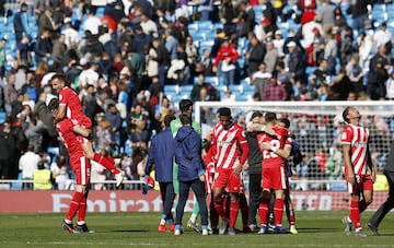 Los jugadores del Girona celebran por todo lo alto la victoria histórica de su equipo en el estadio Santiago Bernabéu.