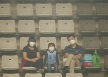 La gran nube de polución sobre Pekín provoca que sus ciudadanos se tengan que proteger con mascarillas.