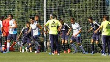 <b>MOU, APARTE. </b>Mourinho sólo intervino de cerca en los primeros ejercicios. Cuando empezó el partidillo, se retiró a un lateral para verlo en solitario sentado en un balón.