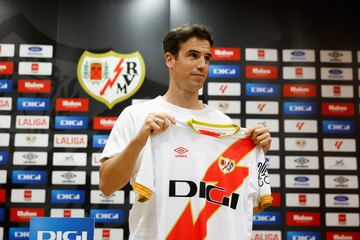 ??igo P¨¦rez, durante su presentaci¨®n con el Rayo Vallecano.