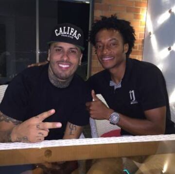 La música y el fútbol van de la mano, y más cuando se comparte con uno de los artistas más sonados en Colombia. "Acá con el vecino @nickyjampr escuchando musiquita sabrosito"