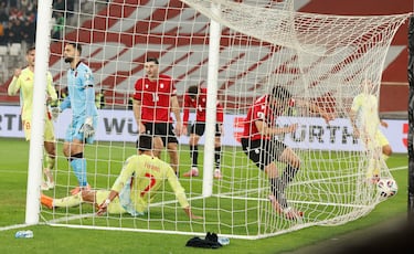 Acción preciosa al primer toque, con Baena filtrando para Oyarzabal hasta línea de fondo, desde donde se sacó un gran centro raso que fue empujado por Ferran Torres al fondo de la portería. 