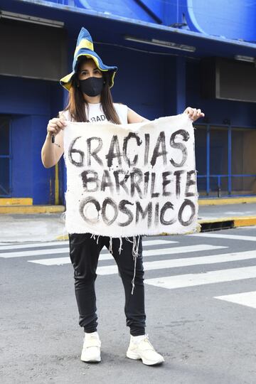 Una aficionada en Estadio de La Bombonera posa para los medios gráficos para enseñar el mensaje que llevaba dando gracias al Barrilete Cósmico, uno de los múltiples apodos que recibió Maradona durante su carrera.