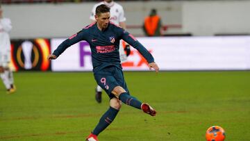 Soccer Football - Europa League Round of 16 Second Leg - Lokomotiv Moscow vs Atletico Madrid - RZD Arena, Moscow, Russia - March 15, 2018 Atletico Madrid's Fernando Torres scores their third goal from the penalty spot REUTERS/Sergei Karpukhin