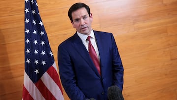 El secretario de Estado de EE. UU., Marco Rubio, habla con los periodistas tras reunirse con los líderes de la Comunidad del Caribe (CARICOM), en el Aeropuerto Internacional Robert L. Bradshaw de Basseterre, San Cristóbal y Nieves, el 25 de febrero de 2026.