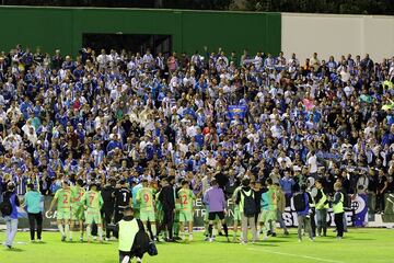 Los jugadores del Málaga con su afición.