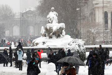 Estatua de La Cibeles cubierta de nieve. 
