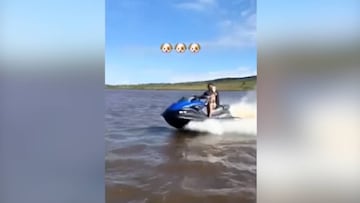 ¡Diego Costa 'vuela' con su perra Bella en una moto de agua!