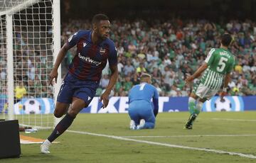 La apuesta del verano del Levante está dando resultados más que positivos. A sus 28 años parecía que Hernani había dado ya todo su fútbol, pero lejos de lo que podría pensar todo el mundo, el portugués, que llegó este verano procedente del Oporto, está mostrando un gran nivel. Sus carreras por la banda izquierda han enamorado al Ciutat de València y a Paco López. En los 4 partidos que ha disputado en esta Liga ya ha anotado 2 goles, uno de ellos un golazo frente al Betis tras una gran arrancada.