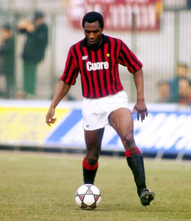 En la historia del AC Milan aparecen nombres como Van Basten, Gullit, Rijkaard, Papin, Weah, etc, pero cabe destacar uno de los grandes errores a la hora de llevar a cabo un fichaje de relumbrón. En el Watford inglés de la temporada 1982-83 destacaban dos jugadores. Atléticos, eléctricos, John Barnes y Luther Blissett fueron de los primeros jugadores negros que despuntaron en la selección inglesa. Su juego llamó tanto la atención que rápidamente estaban en boca de todo el mundo. En aquella época, era el fútbol italiano quien dominaba el mercado futbolístico a golpe de talonario. Así, el AC Milan envió a un emisario para que negociase el fichaje de John Barnes, pero antes de llevar a cabo la operación, el Watford jugaba un partido. En ese encuentro brilló Blissett de manera espectacular, tanto que el emisario llamó a las oficinas del club italiano, y cambió de decisión. Por un millón de libras de la época, Blissett se convertía en jugador del Milan. Al año siguiente, el bueno de Luther sólo marcaría cinco goles en 30 partidos en Liga. Una vez acabada la temporada, al conjunto italiano le faltó tiempo para devolverlo por la mitad de lo que había costado. Pero sus 15 minutos de fama no acabarían ahí. Su paso por el Calcio italiano dejó huella en un grupo de muchachos que en 1994 crearon un grupo llamado The Luther Blissett Project. El grupo lo formaban Federico Guglielmi, Luca di Meo, Giovanni Cattabriga y Fabrizio P. Belletati, y en 1999 publicaron la novela Q. Las ideas que plasmaron eran de corte político, anarquista concretamente, aunque posteriormente decidieron cambiar de nombre. Blissett, por su parte, ha sido comentarista deportivo e incluso participó en la carrera de coches de Silverstone en 2011. Mientras, Barnes se convertía en santo y seña tanto en el Liverpool como en la selección inglesa.
