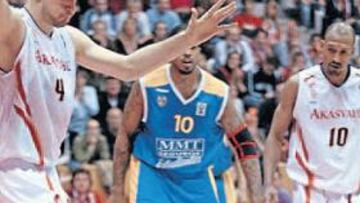 <b>POR LOS SUELOS. </b>Como Cárdenas ante Bagaric, Estudiantes dobló la rodilla en Fontajau.