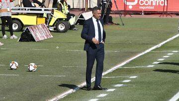 El entrenador del Almería José Gomes dirige a sus jugadores durante el partido de Copa del Rey ante el Alavés.