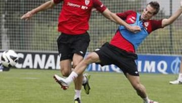 <b>SE PONE A TONO EN LEZAMA. </b>Fernando Llorente, que se estrenó el domingo ante el Espanyol con un golazo, se prepara estos días, incluidos intensos partidillos.
