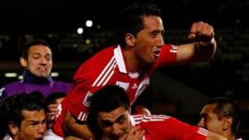 <b>A CUARTOS. </b>Así celebraron ayer los jugadores paraguayos el penalti de Cardozo, que les metió en los primeros cuartos de su historia.