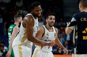 Yabusele y Campazzo sonríen tras una buena acción del Real Madrid.
