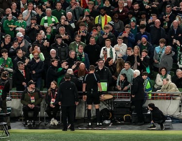 Cristiano Ronaldo es expulsado por un codazo a O´Shea en la espalda sin balón. El árbitro revisa la jugada en el VAR y le muestra la cartulina roja.