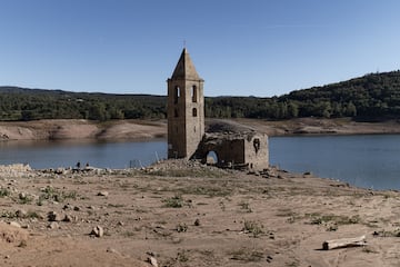 La gran sequía que sufre toda la península ha dejado al descubierto algunos tesoros. En el pantano de Sau, que ahora está al 30% de su capacidad, ha emergido el antiguo pueblo sepultado de Sant Romà que quedó inundado tras la construcción del pantano en 1963.