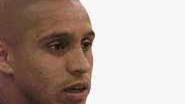 SERIO, CLARO Y CONTUNDENTE. Le costó sonreír, pero lo hizo unas cuantas veces. Roberto Carlos estaba más tenso que en otras veces, pero hablo muy claro y seguro de todo lo que decía. Se siente madridista por encima de todas las cosas y lo que más le duele es fallar al madridismo que siempre estuvo con él. Por eso confirmó que se queda y que seguirá jugando igual de bien que siempre.