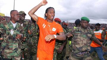 Drogba durante el partido que dio inicio al fin del conflicto en Costa de Marfil.