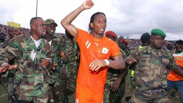 Drogba durante el partido que dio inicio al fin del conflicto en Costa de Marfil.