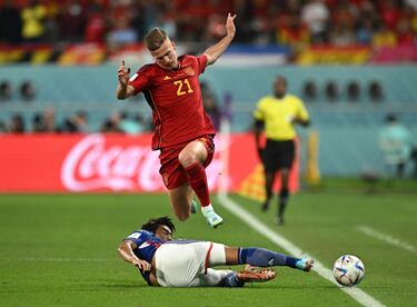 Dani Olmo salta y evita la entrada de Hidemasa Morita que despeja el balón por la línea de banda.