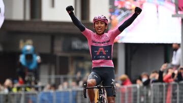 Egan Bernal, en el podio del ranking de carreras por etapas de la UCI en 2021.