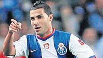 <b>QUARESMA ESTÁ EN FORMA</b>. Dio un recital de regates ante el Vitoria de Setúbal e hizo un golazo.