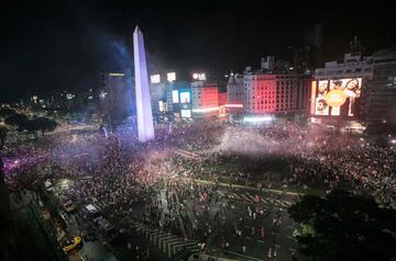 Los aficionados de River celebran el triunfo de su equipo en la Final de la Copa Libertadores ante Boca en la Plaza del Obelisco.