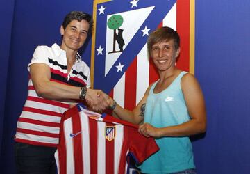 Sonia Bermúdez junto a Lola Romero, presidenta del Atlético Féminas, el día de su presentación.