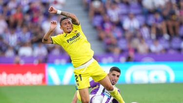 VALLADOLID, SPAIN - AUGUST 13: Monchu of Real Valladolid challenges Yeremi Pino of Villarreal CF during the LaLiga Santander match between Real Valladolid CF and Villarreal CF at Estadio Municipal Jose Zorrilla on August 13, 2022 in Valladolid, Spain. (Photo by Juan Manuel Serrano Arce/Getty Images)