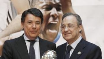 El presidente de la Comunidad de Madrid, Ignacio González y el presidente del Real Madrid, Florentino Pérez posan con una reproducción del título de Liga.