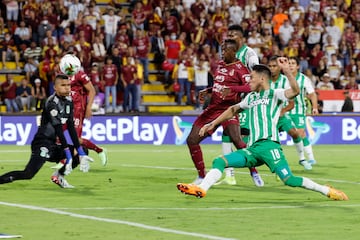 AMDEP1949. IBAGUÉ (COLOMBIA), 26/06/2022.- Emanuel Olivera (d) de Nacional anota un gol en propia puerta hoy, en el partido de la final de la Primera División de fútbol colombiano entre Deportes Tolima y Atlético Nacional en el estadio Manuel Murillo Toro en Ibagué (Colombia). EFE/Mauricio Dueñas Castañeda
