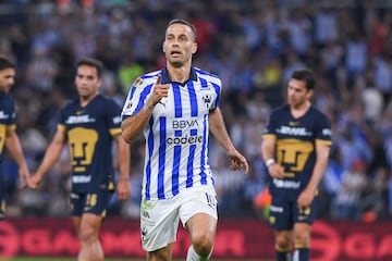 Sergio Canales festeja un gol con Rayados en contra de Pumas.