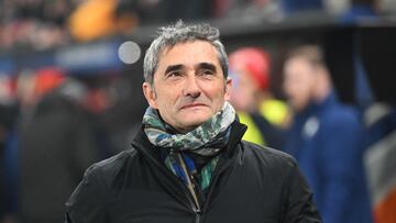 Athletic Bilbao's Spanish head coach Ernesto Valverde looks on ahead the UEFA Champions League league phase day 5 football match between Slavia Praha and Athletic Bilbao in Prague, on November 25, 2025. (Photo by Michal Cizek / AFP)