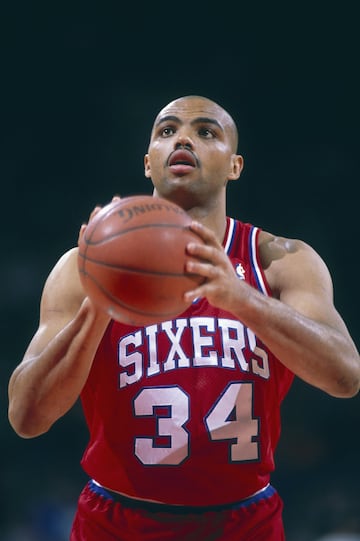 La “Five Seconds Back To The Basket Violation” es exclusiva de la NBA y apareció en 1999 con el seudónimo de Charles Barkley Rule. Se trata, básicamente, de que un jugador dentro de la zona entre la línea de tiros libres y la canasta no puede moverse de espaldas al aro con la bola durante más de cinco segundos. Fue una reacción a la forma en la que Barkley (uno de los mejores ala-pivots de todos los tiempos y uno de los mejores jugadores sin anillo de campeón) perfeccionó el arte de aprovechar su físico para postear. El Gordo, un jugador de enorme fuerza y muchísimo talento, ganaba la posición, daba la espalda al defensor y empezaba a moverse, empujando a su rival con el cuerpo y ganando poco a poco centímetros hacia la canasta. Cuando empezó a hacerlo en cada posesión generó ataques tediosos y repetitivos, especialmente cuando otros rivales pasaron a imitar esa forma de crear situaciones de anotación fáciles. La respuesta de la NBA fue castigarlo con la pérdida de la posesión.