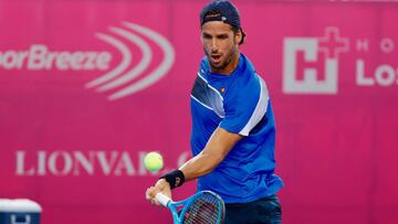 El tenista español Feliciano López en acción ante el egipcio Mohamed Safwat en el Abierto de Tenis Los Cabos, en Baja California Sur (México).