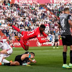 El Alavés suma en el descuento y enmudece el Belmonte