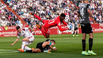 El Alavés suma en el descuento y enmudece el Belmonte