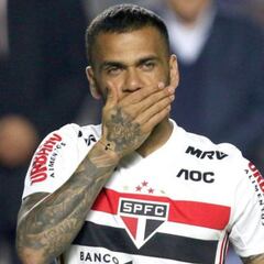 Bombazo de Verón: quiere a Dani Alves para Estudiantes