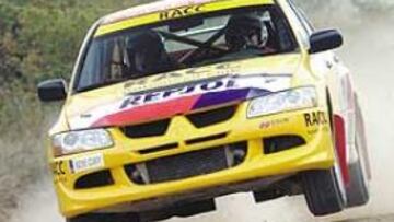 <b>A VOLAR. </b>El Lancer Evo VIII transmite tanta confianza que el probador de AS se animó a dar este vuelo.