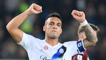 Turin (Italy), 21/10/2023.- Inter's Lautaro Martinez celebrates scoring the 0-2 goal during the Italian Serie A soccer match between Torino FC and Inter FC, in Turin, Italy, 21 October 2023. (Italia) EFE/EPA/ALESSANDRO DI MARCO
