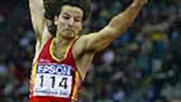 <b>SUFRIÓ UN TIRÓN.</B> El asturiano sufrió un problema en los isquiotibiales en su segundo salto, y pese a todo estuvo a un centimetro de dar a España la segunda medalla de oro en los mundiales.