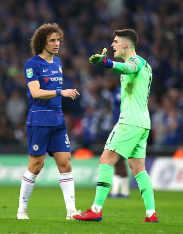 En el último minuto de la segunda parte de la prórroga de la Carabao Cup, Kepa Arrizabalaga, portero del Chelsea, se negó a abandonar el campo sustituido. El italiano Sarri había mandado a Willy Caballero saltar al campo por el portero español, pero Kepa se negó a ser cambiado. Incluso, el árbitro habló con Kepa para que abandonara el césped pero el español se negó en rotundo. El técnico italiano había tomado la decisión de sacar al guardameta argentino por Kepa, después de que el exportero del Athletic se quejará de problemas físicos. El enfado de Sarri fue mayúsculo y amagó con marcharse del banquillo hacía el vestuario. La autoridad del entrenador italiano, muy tocado por los malos resultados, queda en entredicho. Luego en la tanda de penalti el Chelsea perdió y Kepa sólo pudo atajar el lanzamiento de Sané.